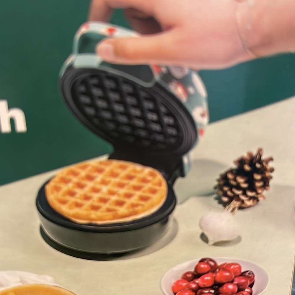NIB Bella Mini Santa Waffle Maker - Picture 5 of 6
